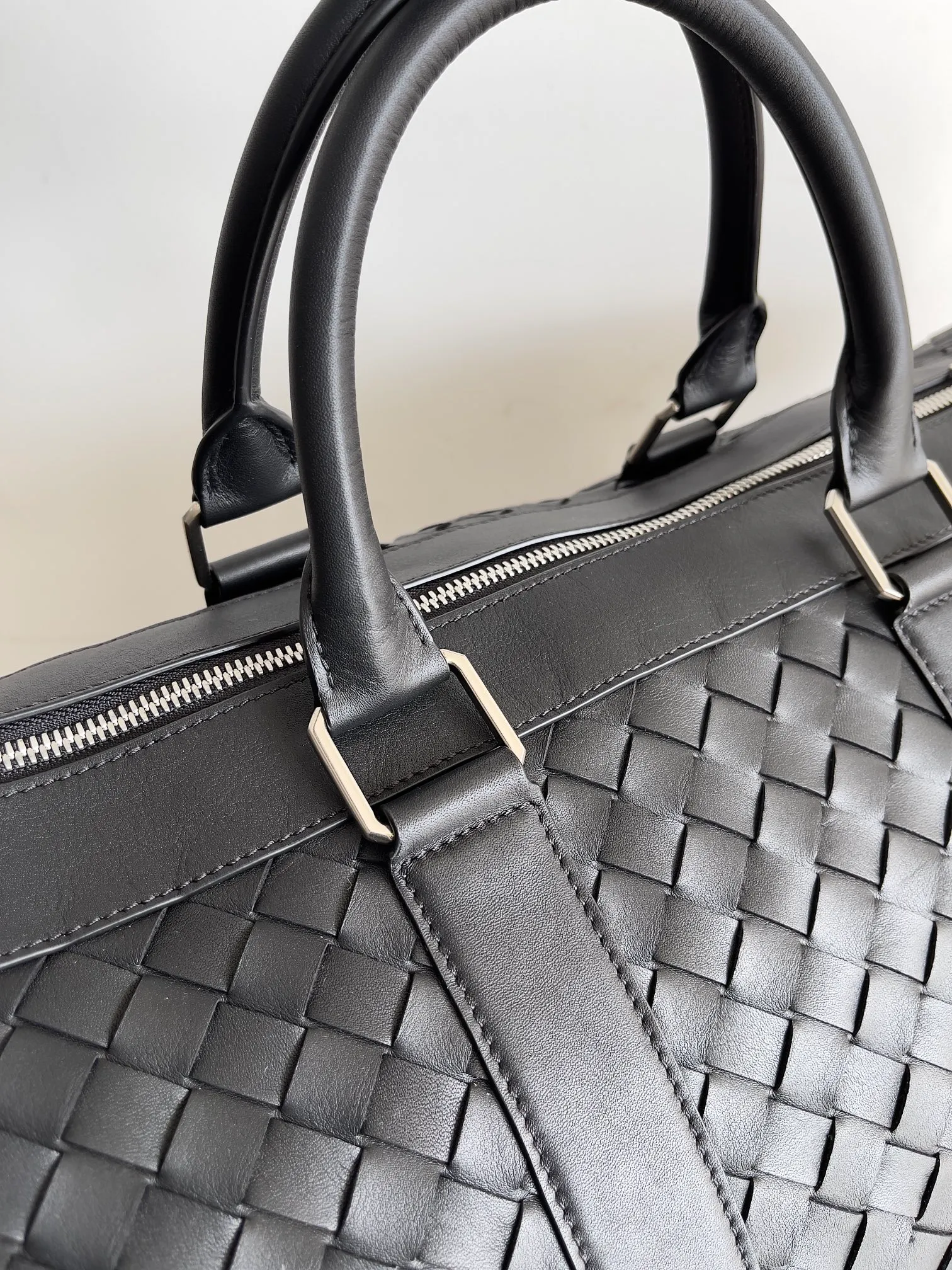 Batch 3560 BV woven large travel bag. A very recognizable travel bag. This travel bag is unique and uses classic weaving technology to make travel exquisite. The large-capacity design meets daily short-distance travel and is very suitable for elites who often travel on business. Style number: 650066 Size: 50*27*24cm